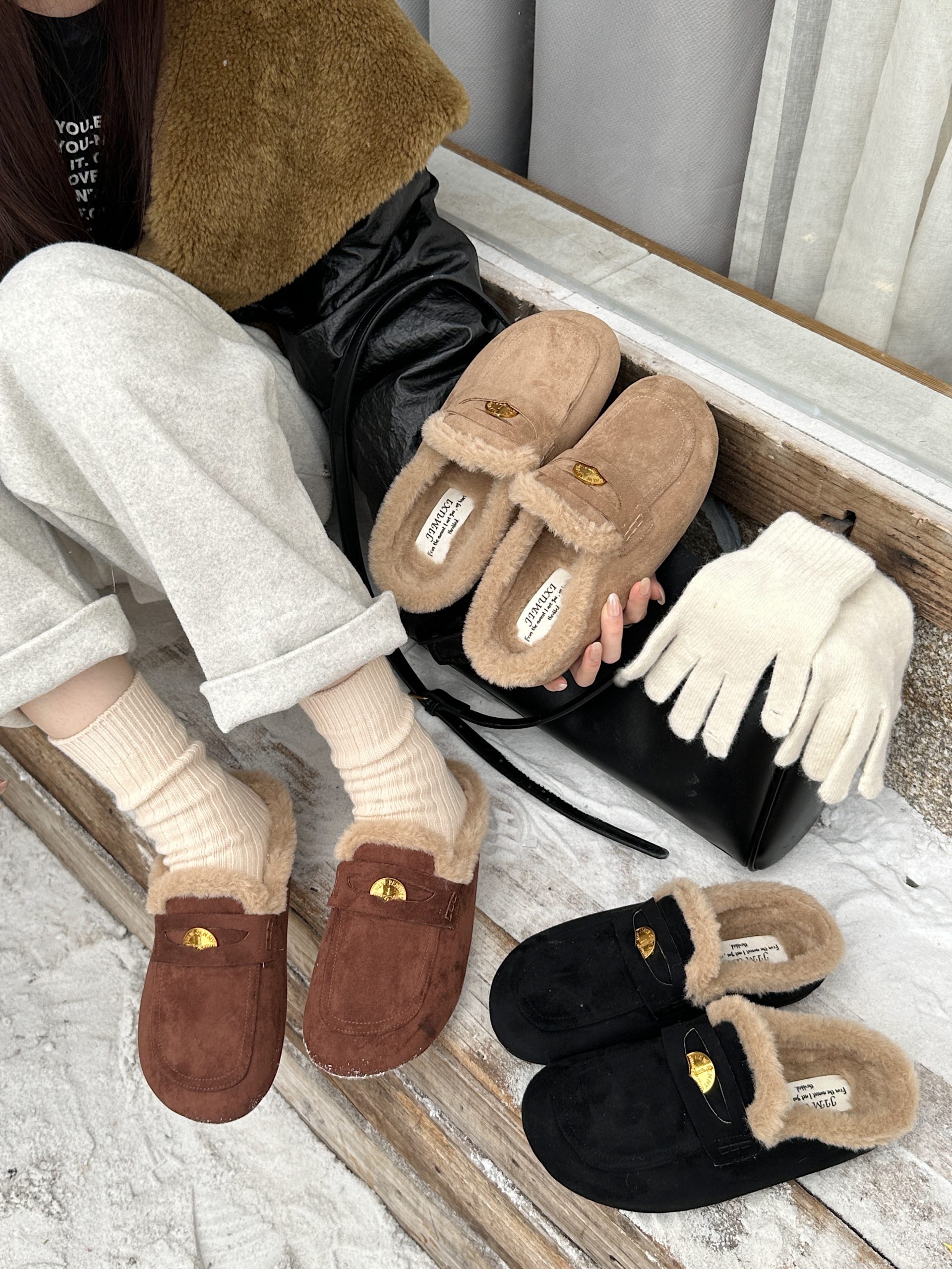 2025 New Korean Style Women's Slippers Thick Sole Gold Coin Velvet Mule Shoes Closed Toe Slippers