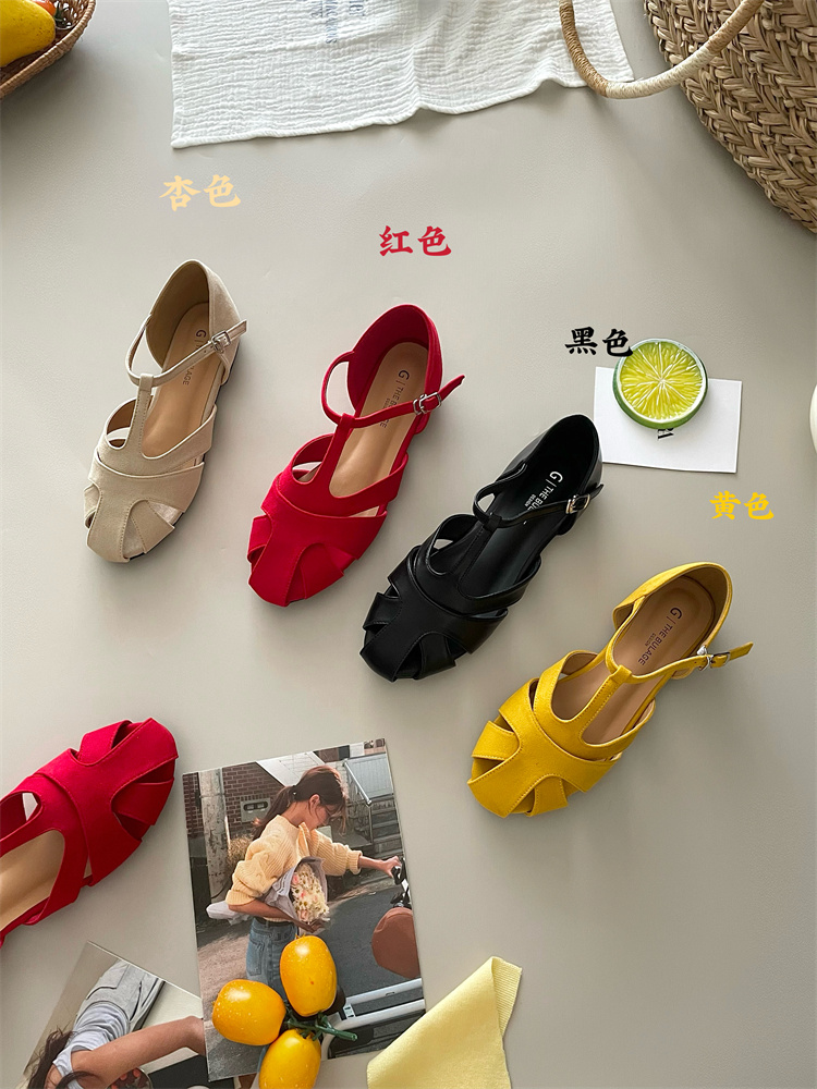 Retro Forest Style 2025 New Hollow Soft Sole Woven Round Toe T-Strap Flat Roman Sandals